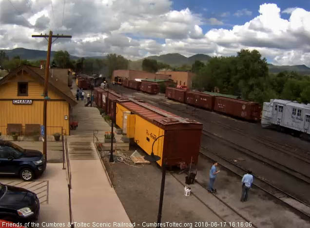 2018-06-17 The 489 is at the depot as the cleaners wait.jpg
