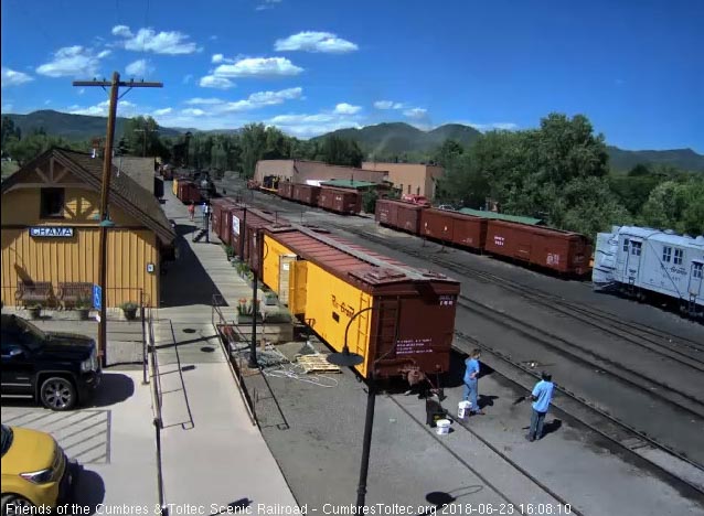2018-06-23 The 487 comes up to the deport as the cleaning crew waits.jpg