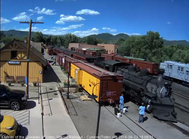 2018-06-23 The 487 passes the cleaners as it slow.jpg