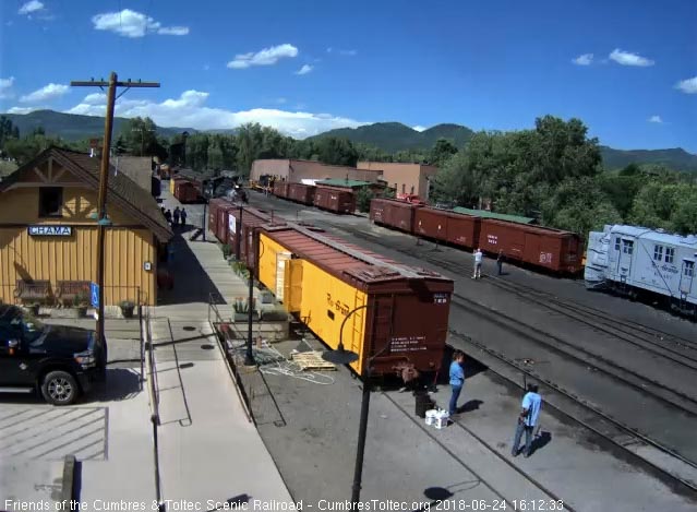2018-06-24 The 484 is by the depot as the cleaning crew waits.jpg