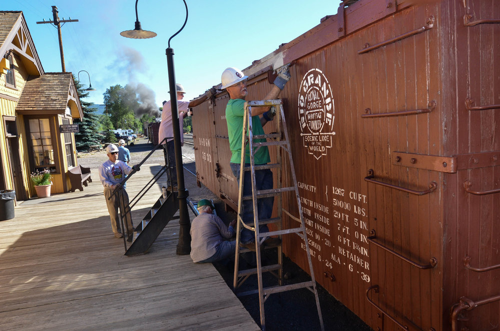 2018-06-21 Painting the box car 3533, the exhibit car.jpg