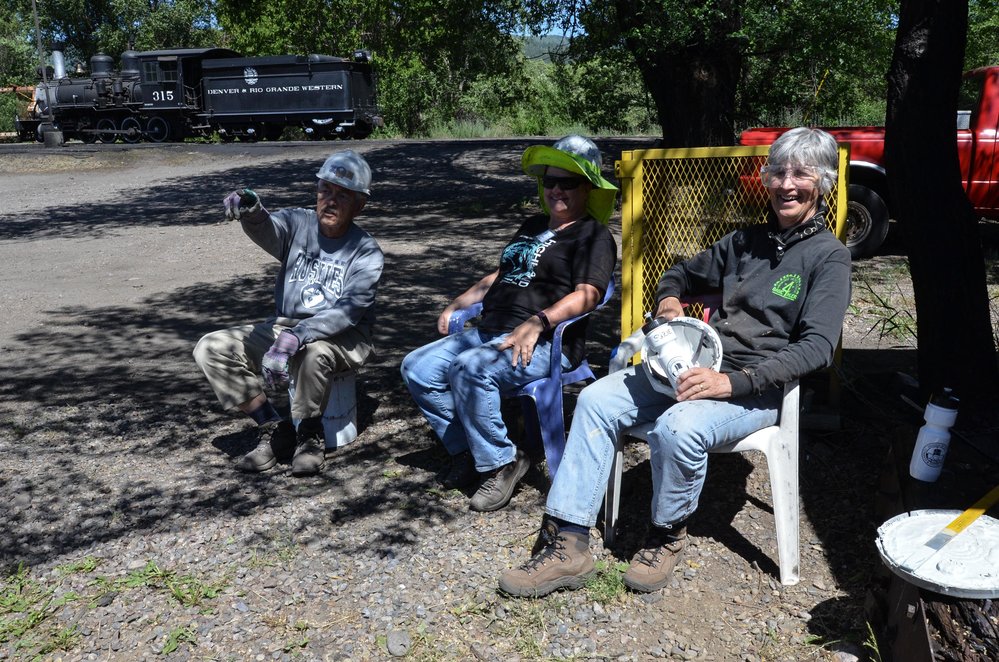 2018-06-25 A crew takes a breather as the 315 rests in the background.jpg