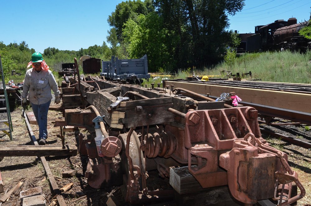 2018-06-26 Here we see the high sided gon being riped apart next to the flat car which is coming back together.jpg