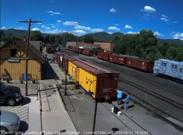 2018-06-27 The 484 is coming up to the depot as the clearers wait to get on board.jpg