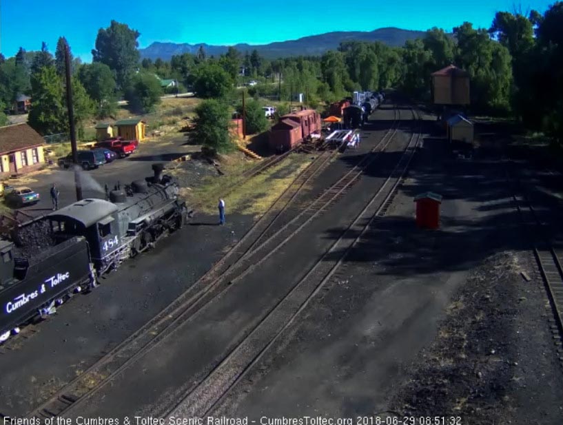 2018-06-29 The loader dump a buckfull of coal into the 484's tender.jpg