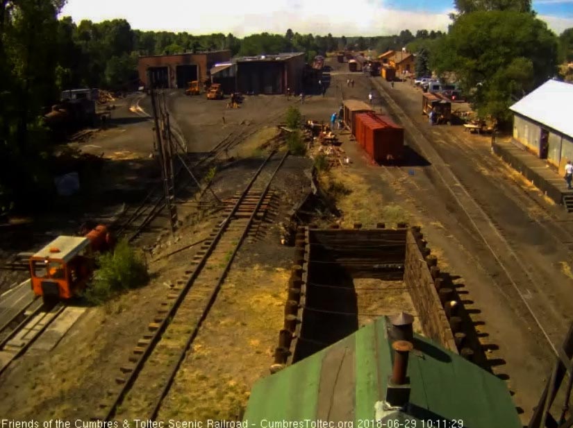 2018-06-29 The 487 has now coupled onto the train and it is loading in the overnight position.jpg