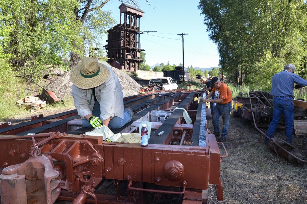 2018-06-29 The crew is working on the flat as another works on the high sided gon_.jpg