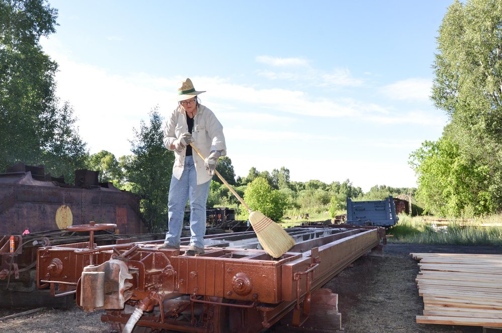 2018-06-29 The crew working on the flat car in the swamp is cleaning it for painting which seems to have begun.jpg