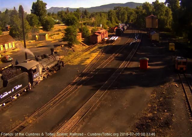 2018-07-07 The loader adds a bucket full of coal to the tender of 487.jpg