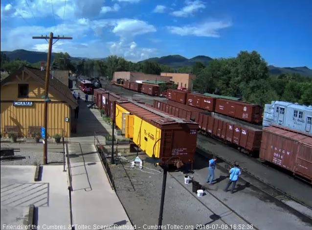 2018-07-08 The 484 is coming up to the depot as the cleaning crew waits.jpg