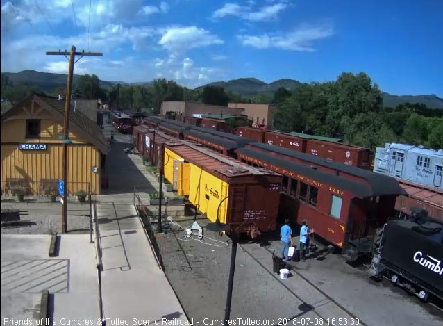 2018-07-08 The train is stopped and the cleaners move to board.jpg