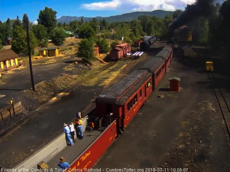 2018-07-11 Cinder Bear is giving us a look from the open gon.jpg