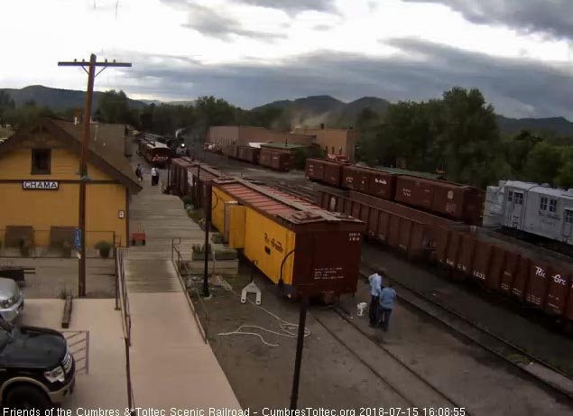 2018-07-18 The cleaners are waiting as the 487 comes past the display train.jpg
