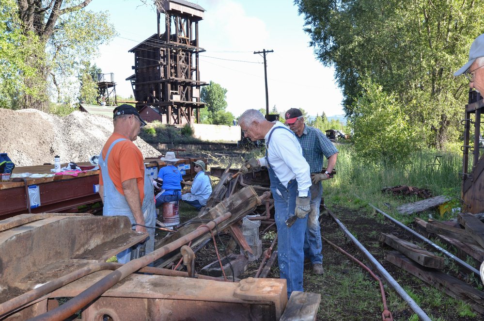 2018-07-24 Work continues on taking high sided gon 100 apart and in the background the stencil crew works on the flat.jpg