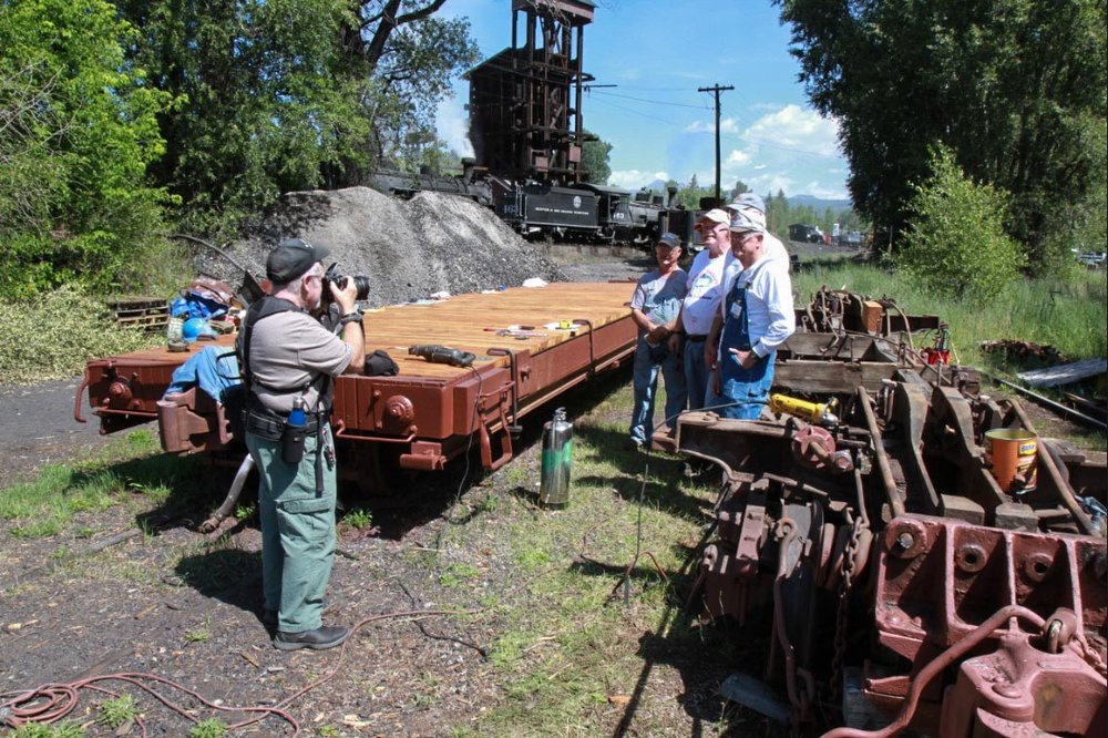 2018-07-23 Chronicoler Mick Mee takes a picture of a work crew.jpg