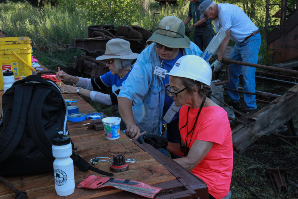 2018-07-24 Patti Loundsburg shows another member of the stencil team something on the flat car (2).jpg