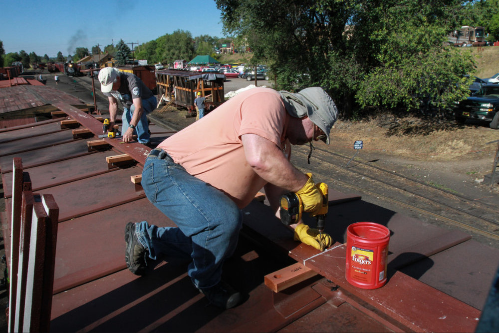 2018-07-24 The crew on 3090 are replacing the roof walk boards (2).jpg