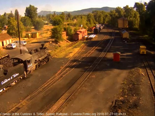 2018-07-27 The loader dumps a bucket of coal into the tender of 484.jpg