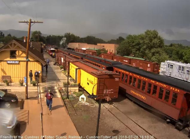 2018-07-28 The train is stopped and a ray of sunlight hits the side of the cars.jpg