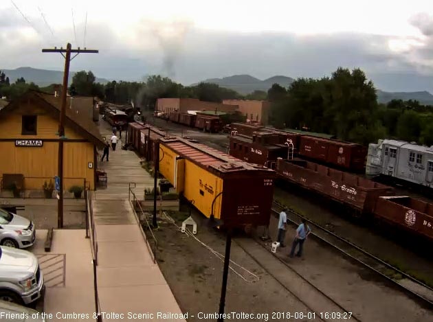 2018-08-01 The cleaners are waiting as the train passes the display train.jpg