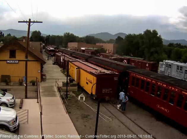 2018-08-01 The conductor has put down the step box and passengers start to get off.jpg