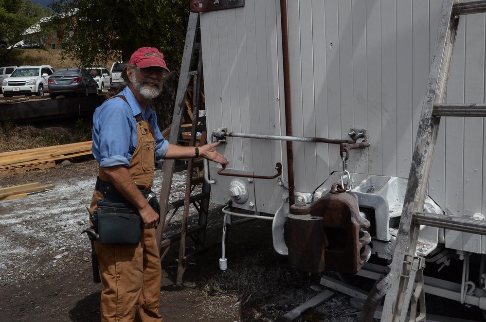 2018-08-03 The cut lever is on one end of the of the paint car, looks like the B end since that vertical rod could be the brake wheel rod.jpg