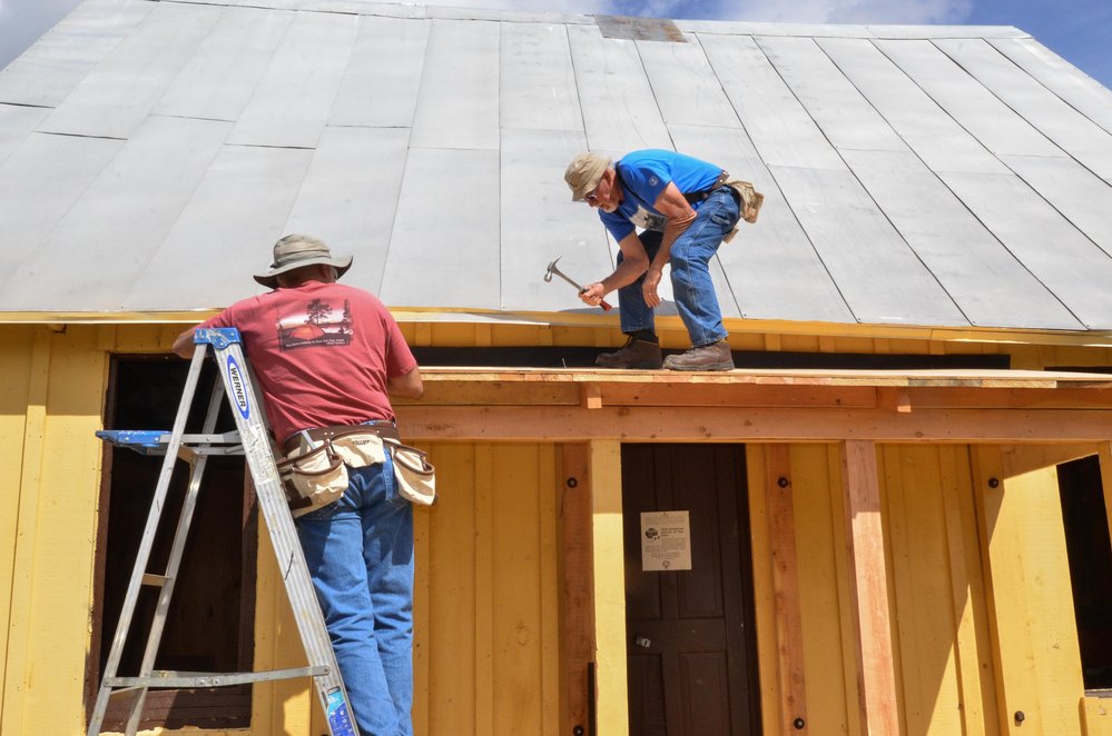 2018-08-03 Working further on the porch roof at the car inspectors house.jpg