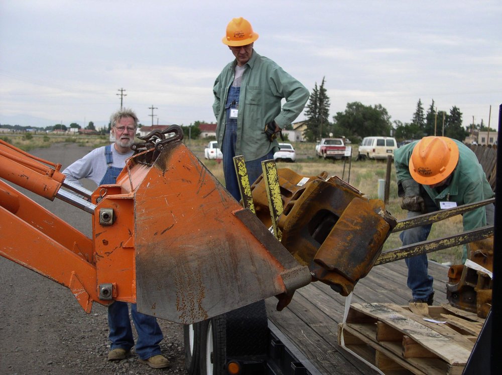 2018-08-03 Using the front end loader to pick up 2 couplers for the tank car.jpg