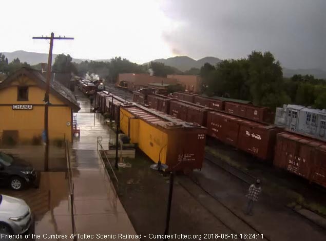 2018-08-18 The 489 is passing the display train.jpg