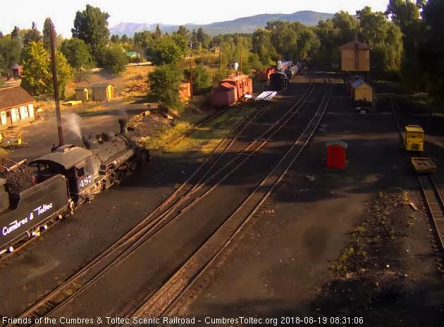 2018-08-19 The loader dumps a bucket of coal into the tender of 487.jpg