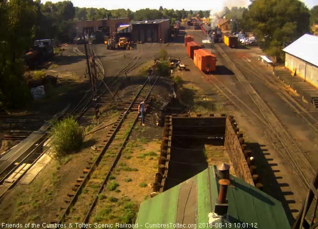 2018-08-19 The 487 is getting today's 7 car train 216 underway.jpg