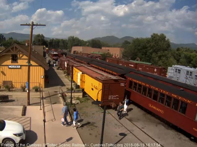 2018-08-19 Train stopped, trip over the passengers start getting off.jpg