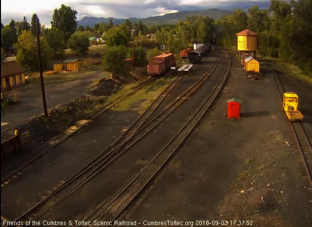 2018-09-03 The special freight comes around the curve into Chama.jpg