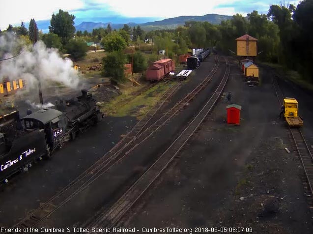 2018-09-04 The loader is adding coal to the bunker of 488.jpg