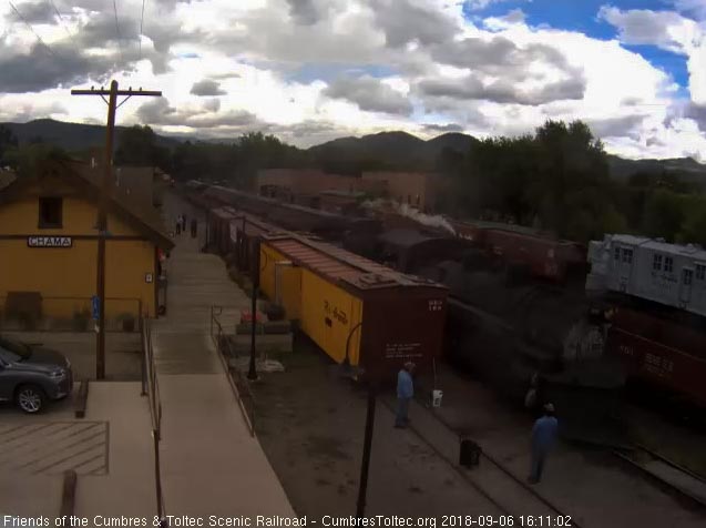 2018-09-06 The 487 is slowing for its stop as it passes the crew waiting to board.jpg