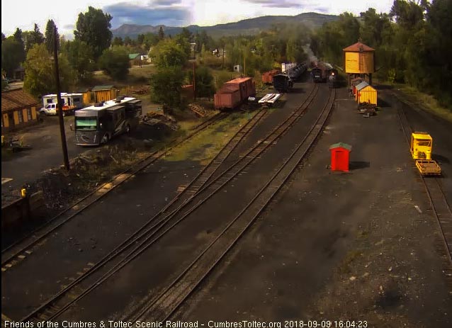 2018-09 The 487 passes by the 463 as it moves into Chama.jpg