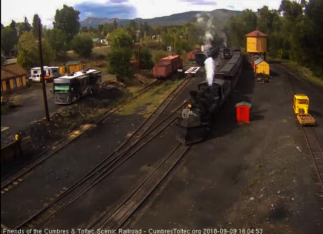 2018-09 The engineer of the 487 is signaling.jpg