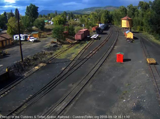 2018-09-10 A pin point of light at the end of north yard is the 484 coming in with train 215.jpg