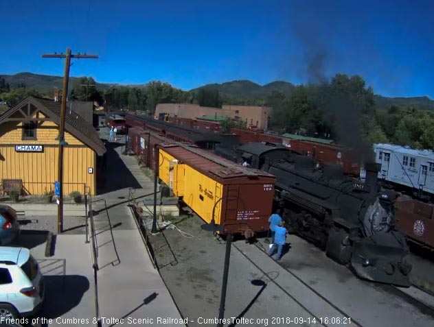 2018-09-14 The cleaners look at the 489 as it slows.jpg