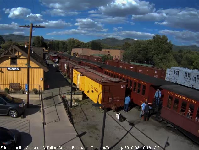 2018-09-18 The train is stopped as the conductor puts down the step box.jpg