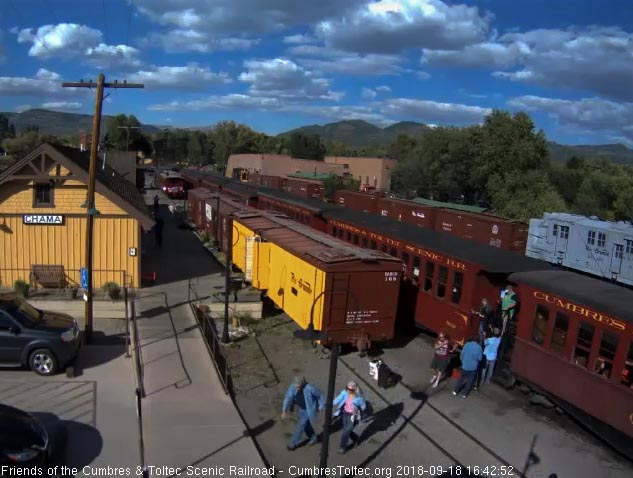 2018-09-18 The happy passengers come off the full 10 car train.jpg