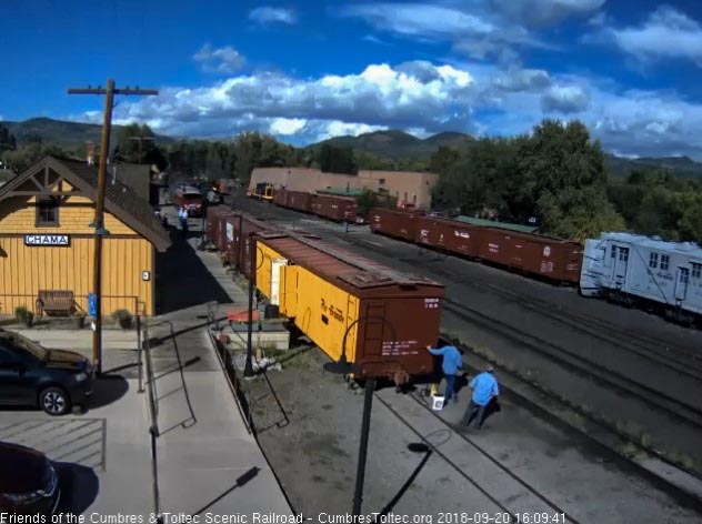 2018-09-20 The 484 passes the display cars as the cleaning crew waits.jpg