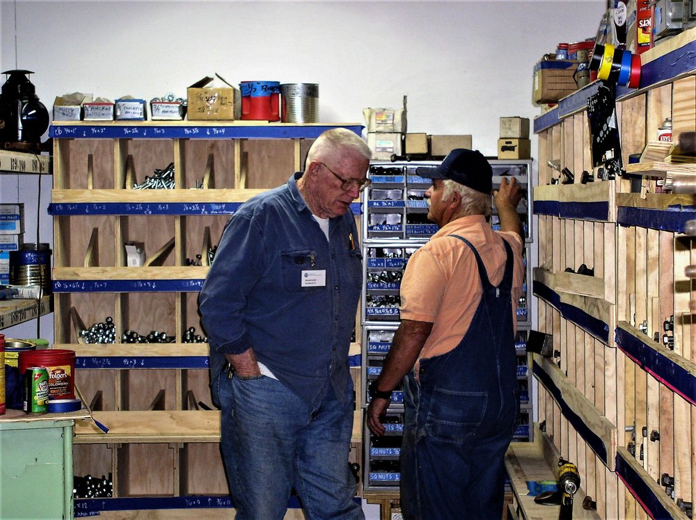 2018-09-24 Looks like a little consultation is underway in the new leanto storage area.jpg