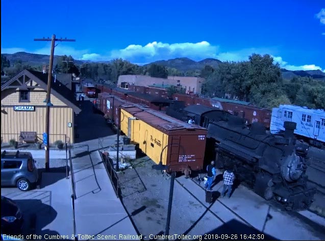 2018-09-26 The 484 is passing the depot and cleaning crew.jpg