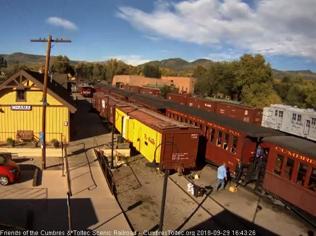 2018-09-29 The train finally stops with the gap between the 4th and 5th coach in sight.jpg