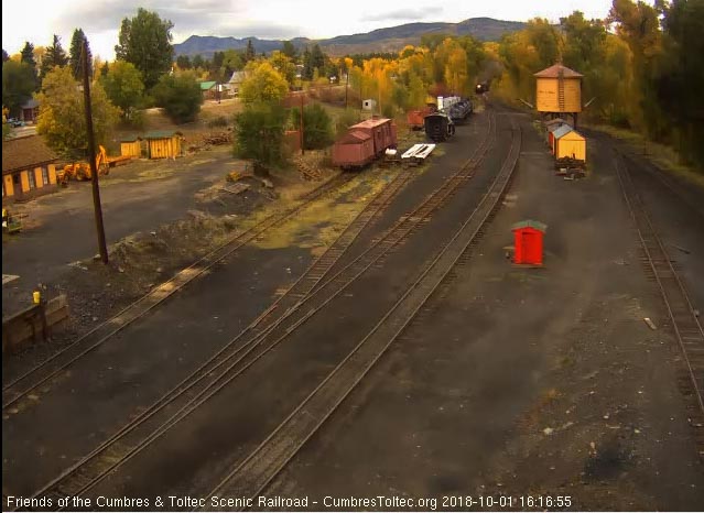2018-10-01 The 487 brings its 8 car train 215 into Chama.jpg