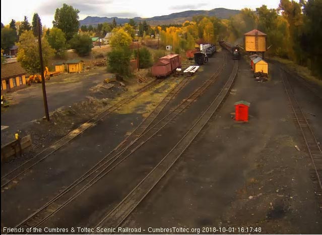 2018-10-01 The 487 is passing the tank.jpg