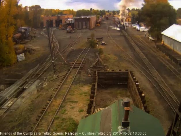 2018-10-02 The 487 is getting the 8 car train underway.jpg