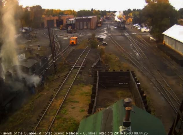 2018-10-03 The hostlers are done with the 489 and have left it for the road crew as another hostler crew cleans the fire on the 463.jpg