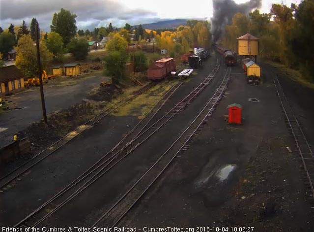 2018-10-03 The parlor is passing the tank as the locomotives are entering the curve.jpg